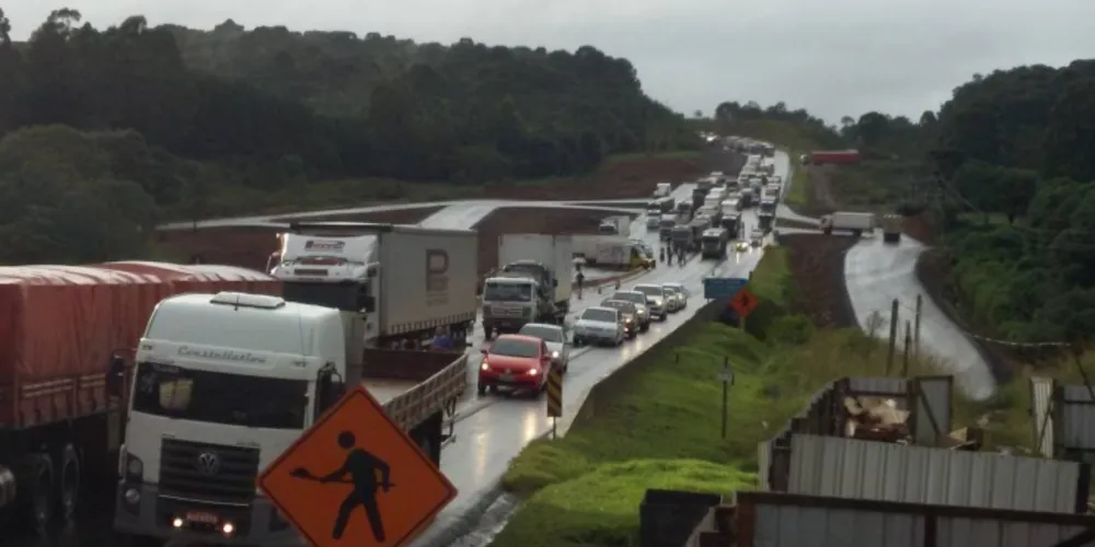 Imagem ilustrativa da imagem Caminhoneiros fecham nove rodovias no Paraná