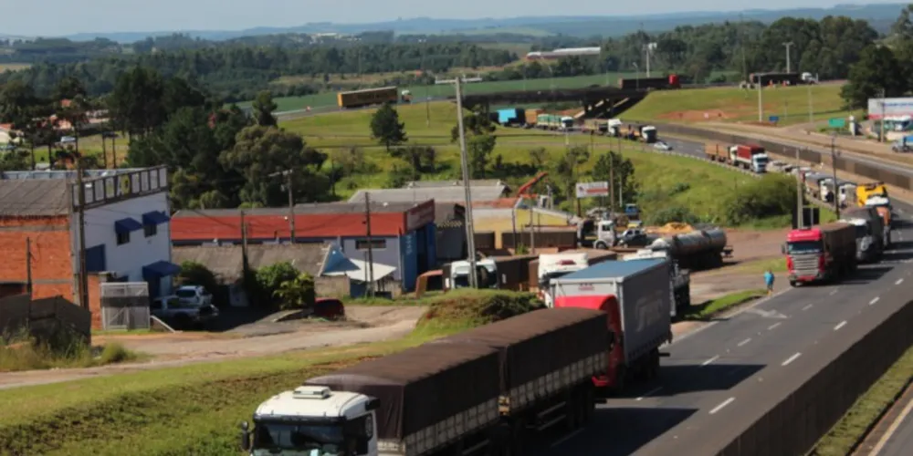 Imagem ilustrativa da imagem Caminhoneiros fazem bloqueio no Distrito Industrial