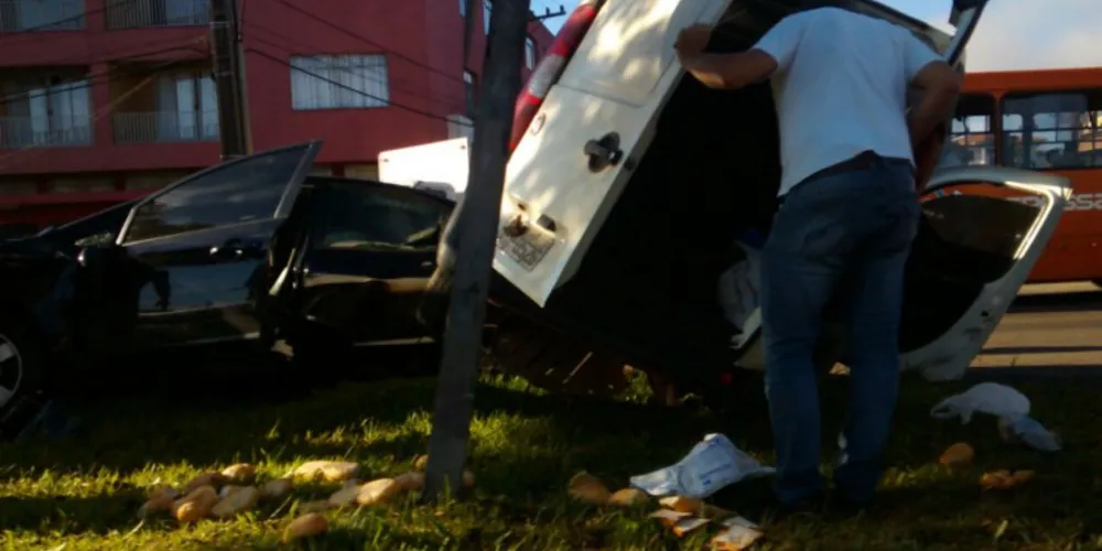 Imagem ilustrativa da imagem Carros batem em retorno da Souza Naves