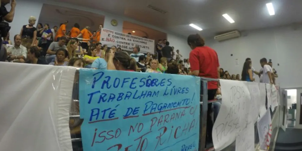Imagem ilustrativa da imagem Com plenário lotado, Câmara vota projeto do Passe Livre