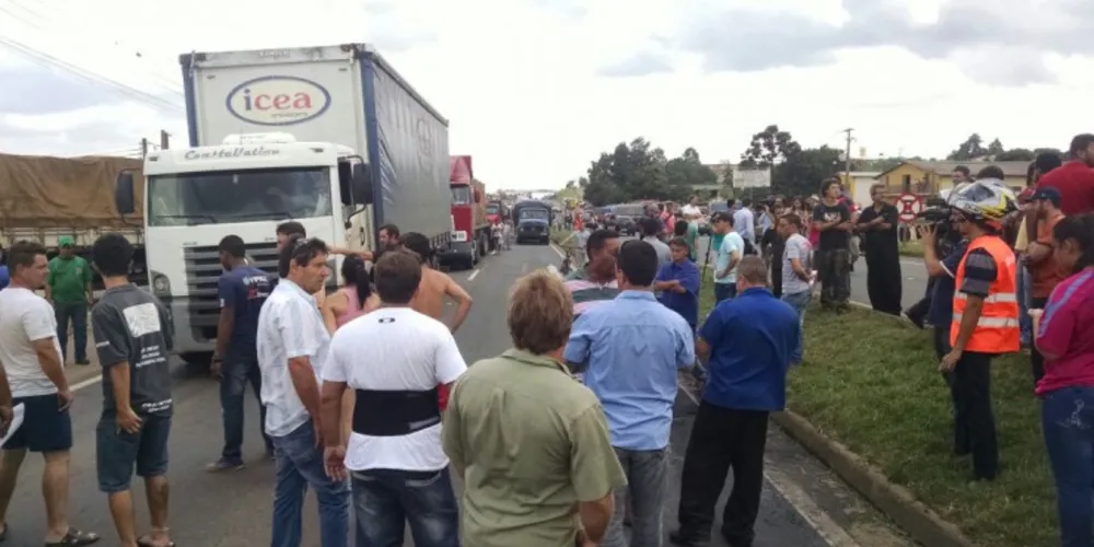 Imagem ilustrativa da imagem Protesto de caminhoneiros tem confusão com polícia