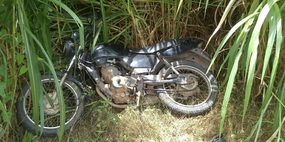 Imagem ilustrativa da imagem PM localiza e recupera moto abandonada em matagal