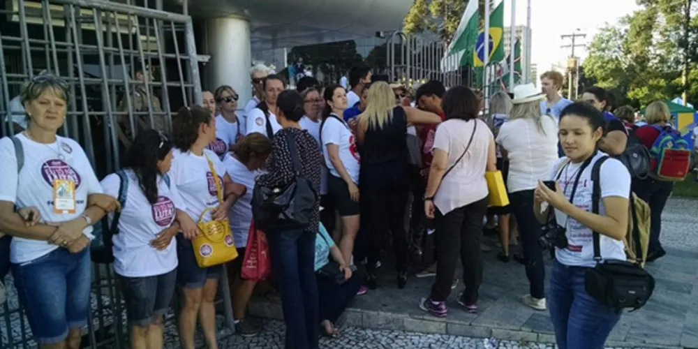 Imagem ilustrativa da imagem Professores ‘abraçam’ Alep para evitar votação do 'pacotaço' 