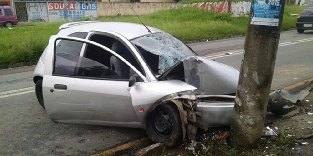 Imagem ilustrativa da imagem Carro bate contra poste e cinco pessoas ficam feridas