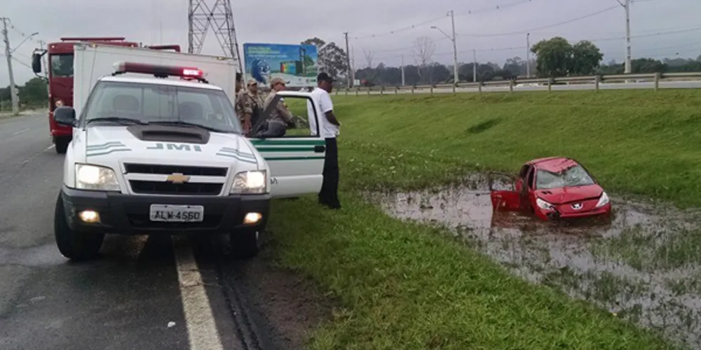 Imagem ilustrativa da imagem Mulher com filhos no carro morre em acidente na capital