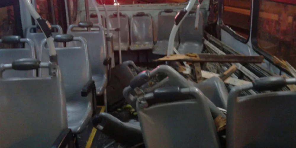 Imagem ilustrativa da imagem Caminhão bate em ônibus e seis ficam feridos