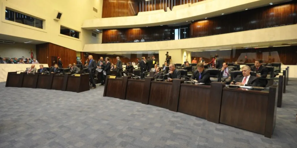 Imagem ilustrativa da imagem Governo recua de itens para conseguir aprovar pacote na Alep