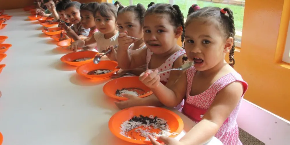 Imagem ilustrativa da imagem Educação serve 20 mil refeições por dia nas escolas e Cmeis