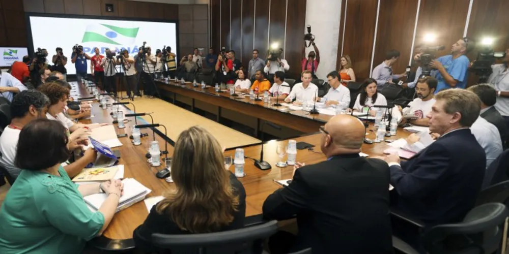 Imagem ilustrativa da imagem Governo recua, mas cobra retorno imediato às aulas