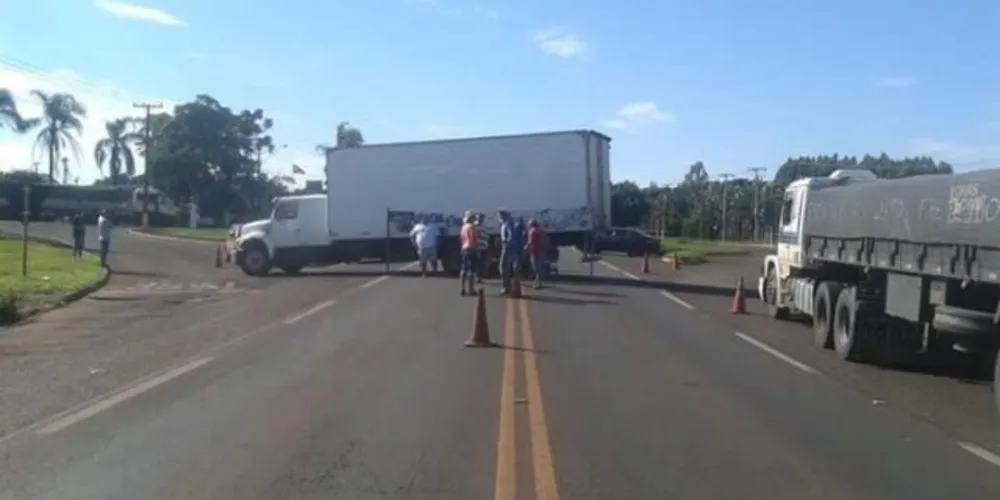 Imagem ilustrativa da imagem Caminhoneiros bloqueiam 18 pontos em rodovias no PR
