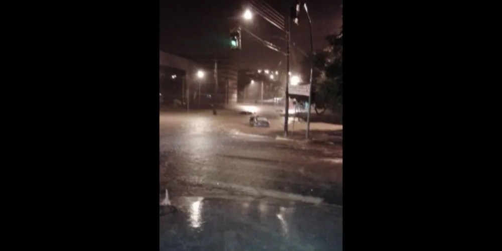 Imagem ilustrativa da imagem Chuva forte deixa carros submersos em Telêmaco Borba