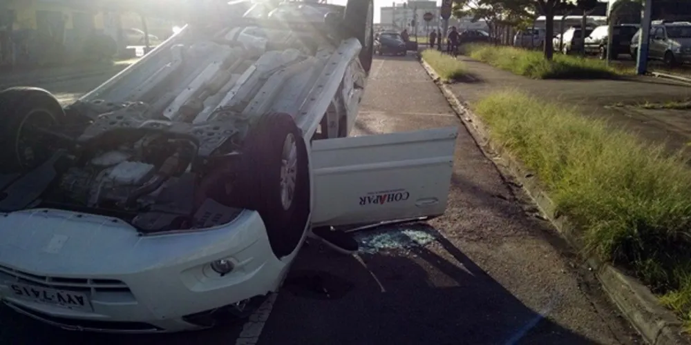 Imagem ilustrativa da imagem Motorista em carro oficial fica ferido após capotar carro 