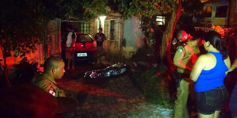 Imagem ilustrativa da imagem Jovem é vítima de tocaia e acaba assassinado no portão de casa