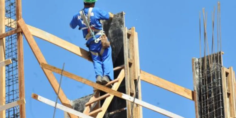 Imagem ilustrativa da imagem Materiais e custos com refeição encarecem construção civil