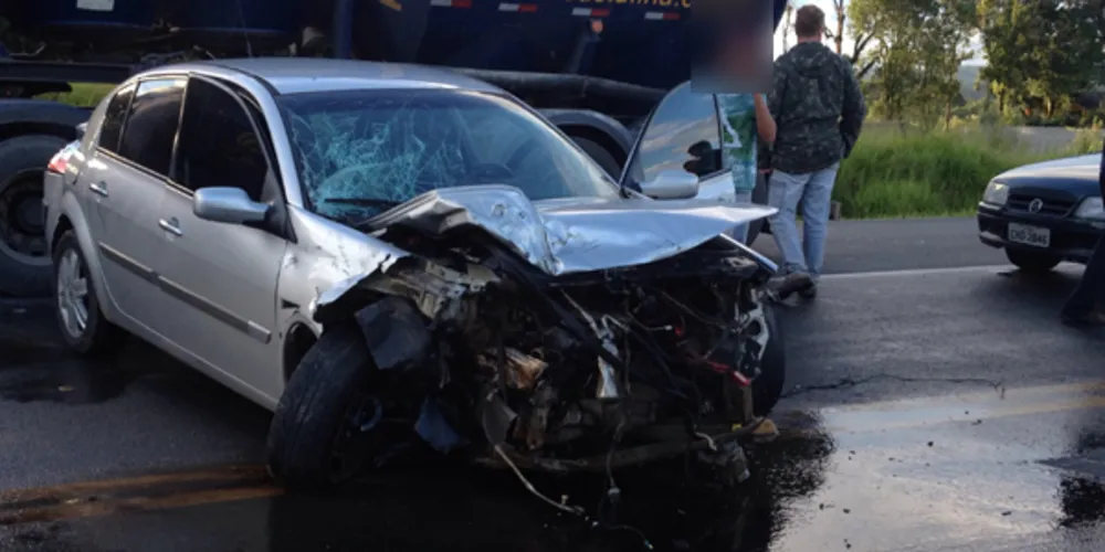 Imagem ilustrativa da imagem Carros batem de frente e bloqueiam Contorno Norte