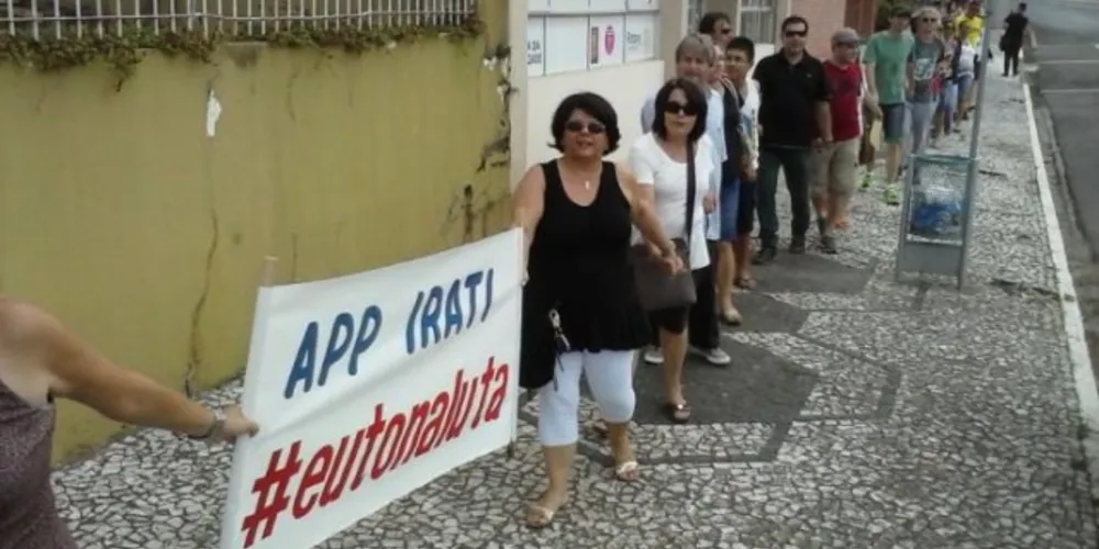 Imagem ilustrativa da imagem Em greve, professores caminham de mãos dadas pelas ruas de Irati