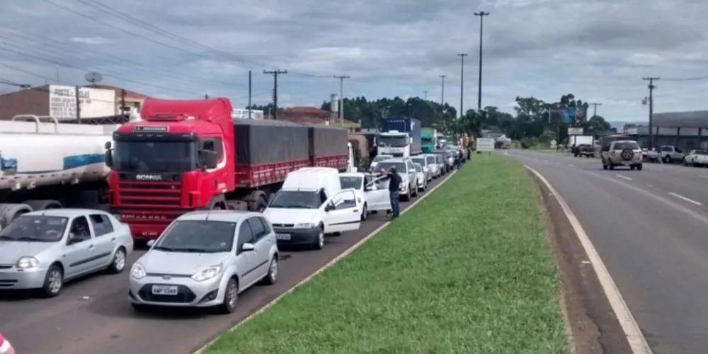 Imagem ilustrativa da imagem Congestionamento na BR-376 chega a 8 km