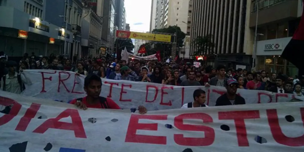 Imagem ilustrativa da imagem Protesto contra aumento da tarifa fecha ruas de Curitiba