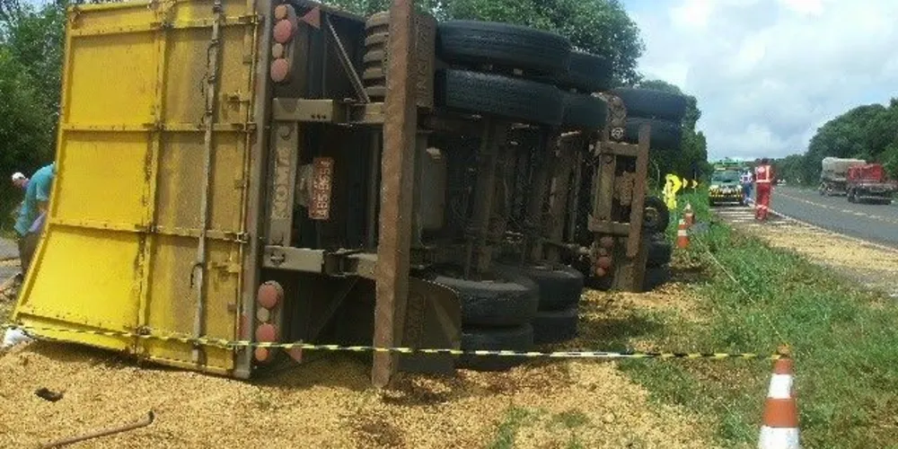 Imagem ilustrativa da imagem Motorista morre após tombar caminhão na BR-373