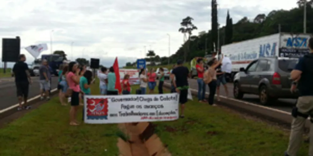 Imagem ilustrativa da imagem Caminhoneiros bloqueiam 16 rodovias que cortam o PR