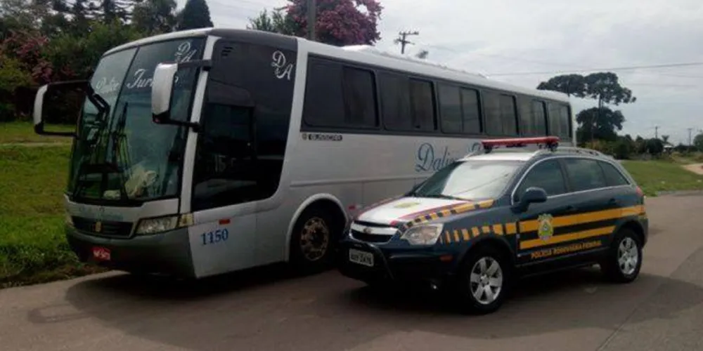 Imagem ilustrativa da imagem PRF apreende ônibus clandestino de turismo