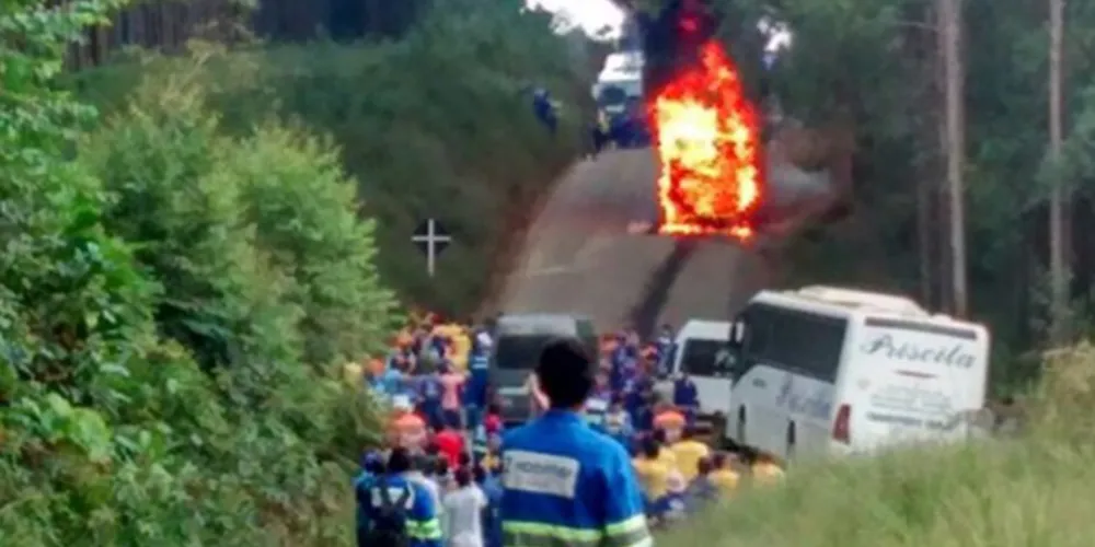 Imagem ilustrativa da imagem Ônibus com trabalhadores pega fogo em estrada rural