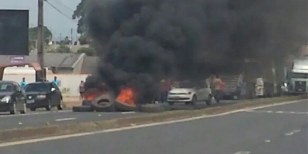Imagem ilustrativa da imagem Caminhoneiros bloqueiam a BR-376, em Ponta Grossa