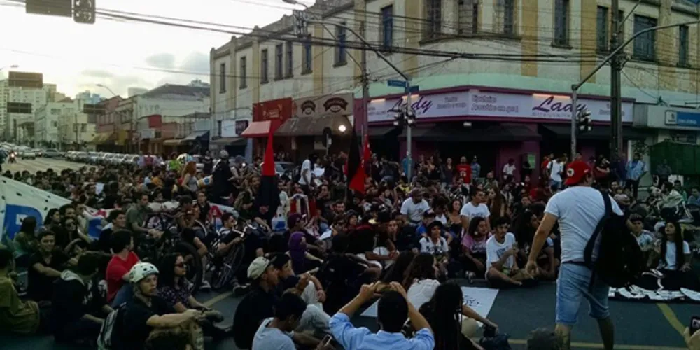 Imagem ilustrativa da imagem Manifestação contra aumento da passagem reúne 500 jovens