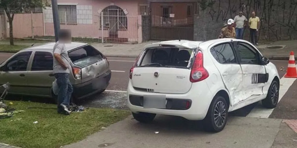 Imagem ilustrativa da imagem Grave acidente entre três carros deixa motorista ferido 