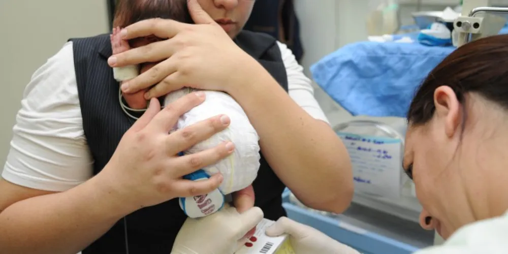 Imagem ilustrativa da imagem Testes em recém-nascidos salvam 1,8 mil crianças por ano no PR