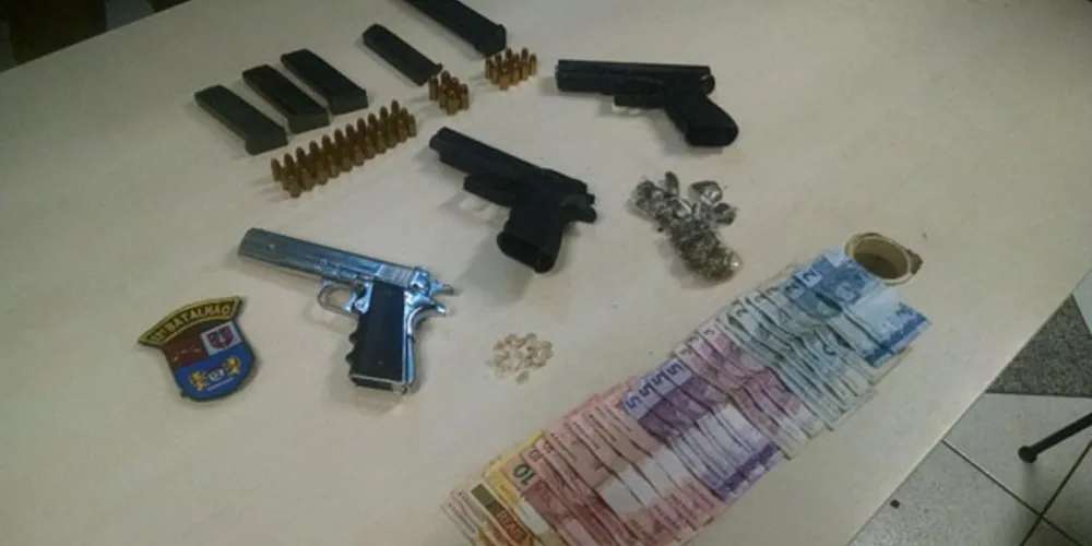 Imagem ilustrativa da imagem Dupla é flagrada com arsenal de calibre restrito