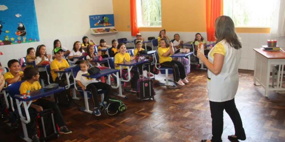 Imagem ilustrativa da imagem Cmeis e escolas de Castro recebem 7,3 mil alunos nesta quinta