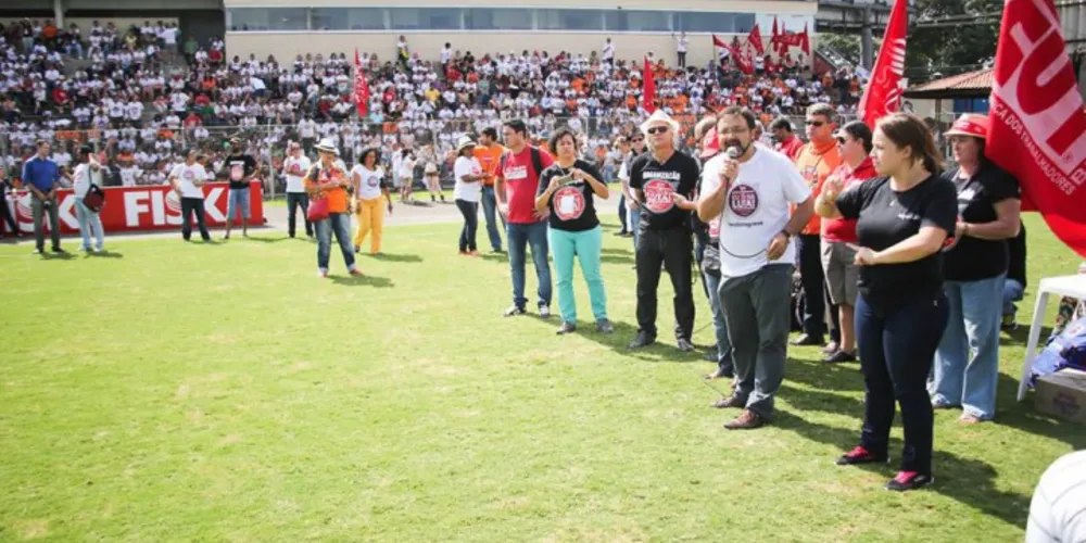 Imagem ilustrativa da imagem Professores decidem hoje rumos da greve no Paraná