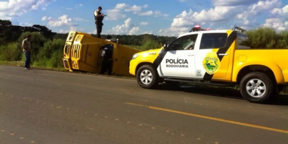 Imagem ilustrativa da imagem Carro forte tomba após colidir contra carreta na PR-151