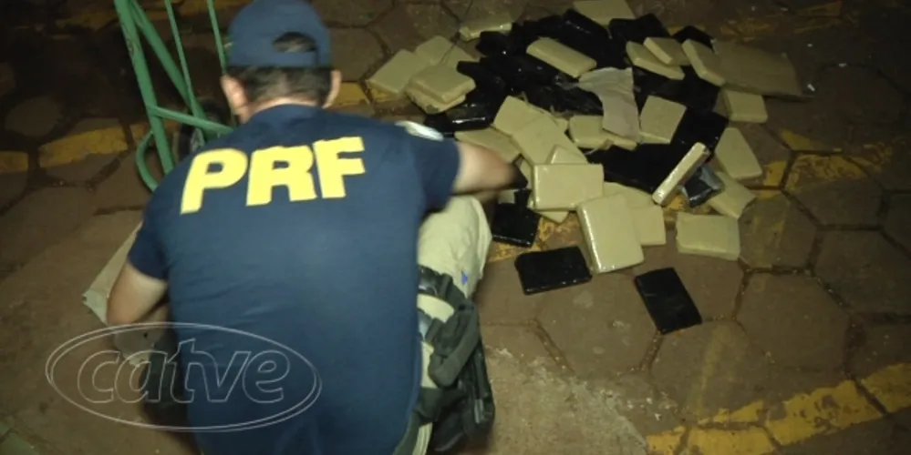 Imagem ilustrativa da imagem Carro bate durante fuga e PRF encontra 83 kg de maconha