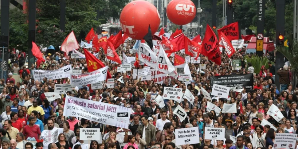 Imagem ilustrativa da imagem Professores de São Paulo fazem caminhada por melhores salários