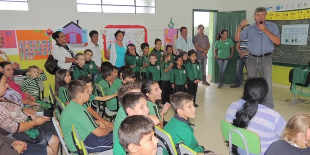 Imagem ilustrativa da imagem Uniformes são entregues a crianças da zona rural
