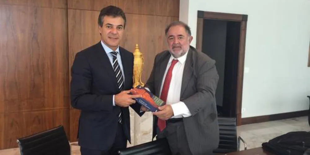 Imagem ilustrativa da imagem Cunha lança livro durante seminário em Foz do Iguaçu