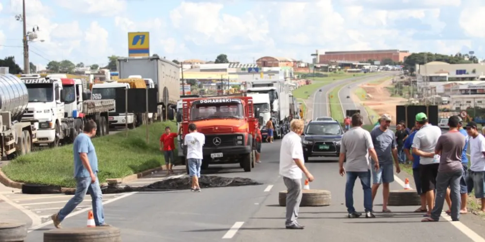 Imagem ilustrativa da imagem Bloqueio nas rodoviais federais sobe para doze no PR