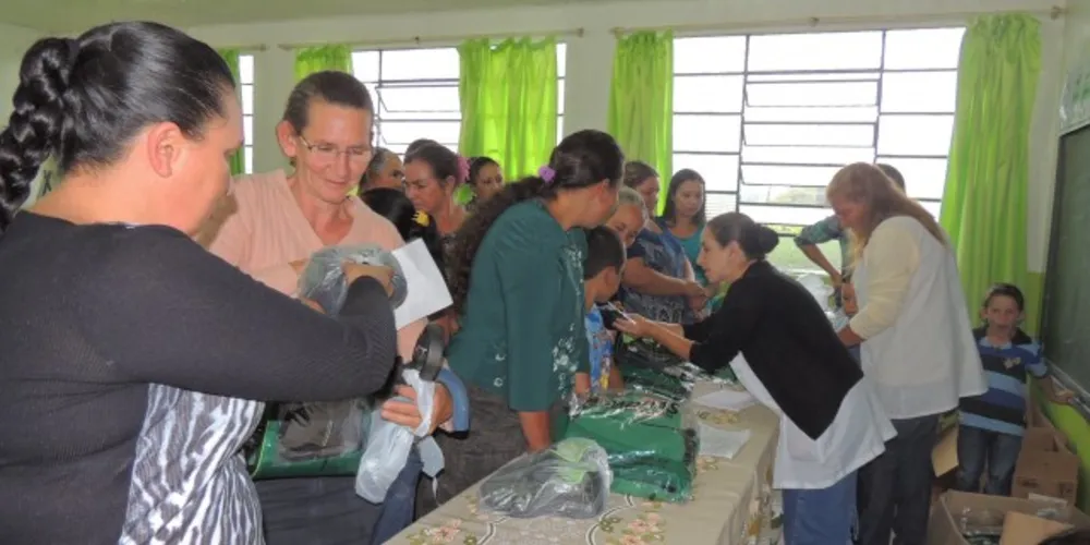 Imagem ilustrativa da imagem Uniformes e kits escolares beneficiam 3,4 mil alunos