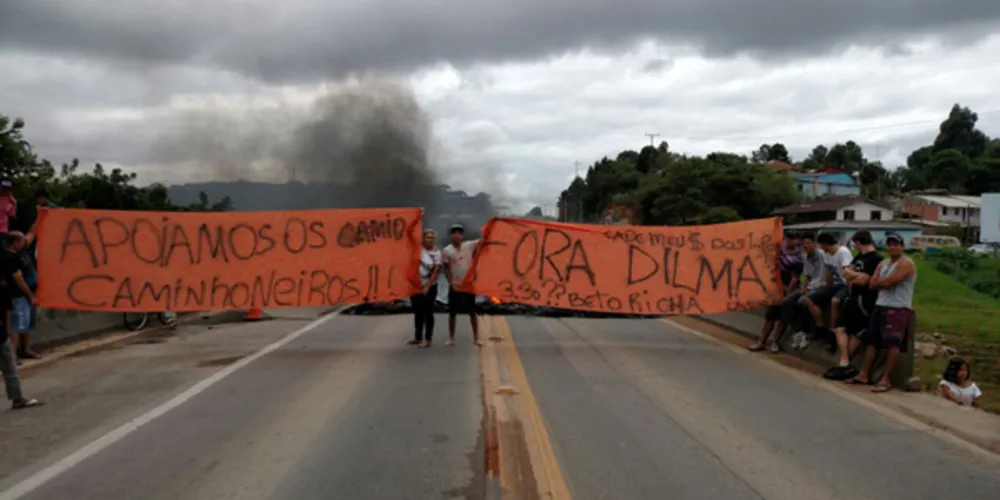 Imagem ilustrativa da imagem Manifestação de apoio aos caminhoneiros interdita BR-116
