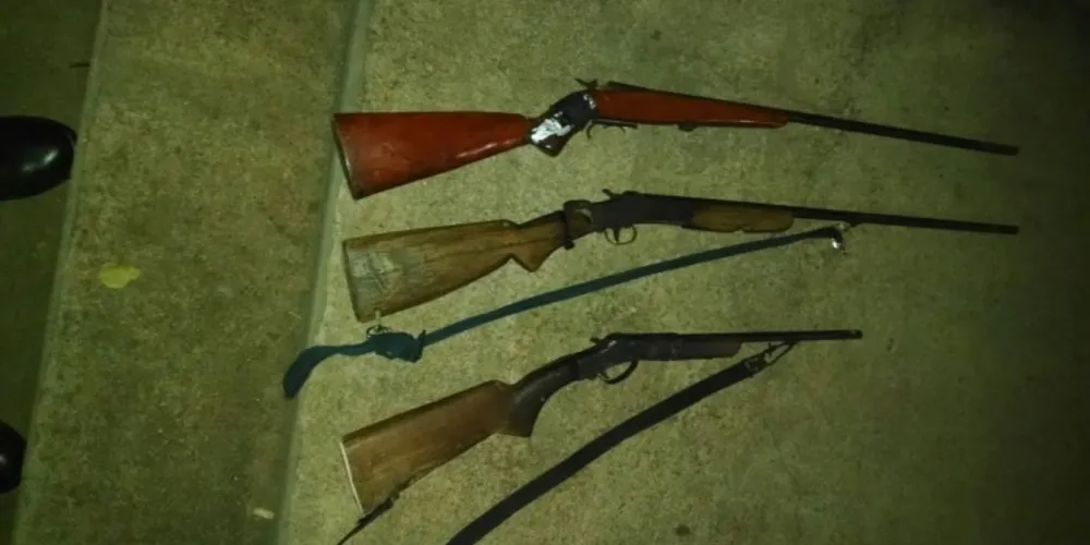 Imagem ilustrativa da imagem Após denúncias, PM recupera carro e apreende armas