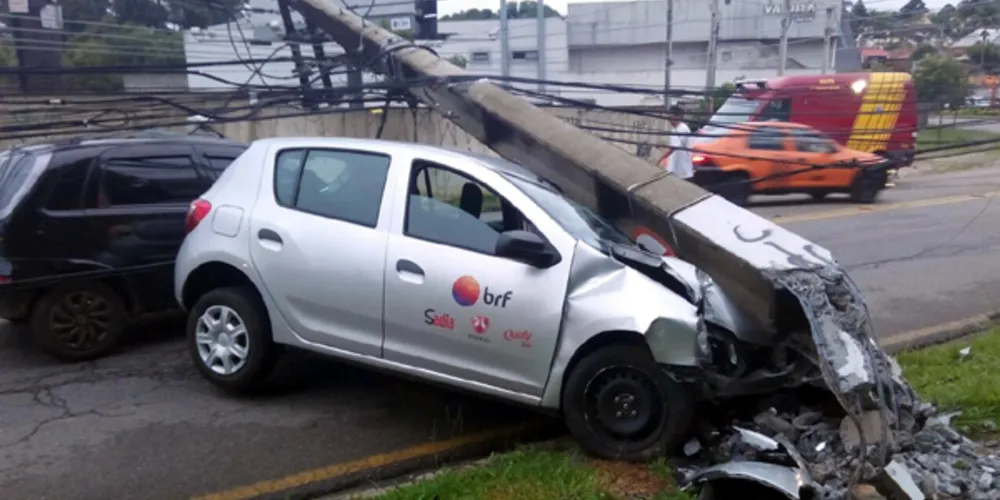 Imagem ilustrativa da imagem Motorista perde o controle e fica ferido após derrubar poste