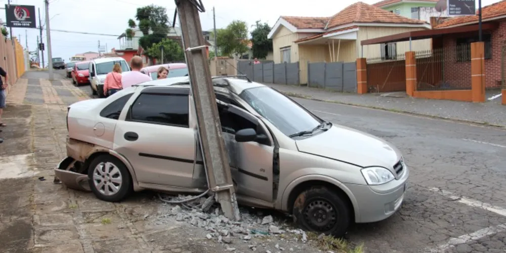 Imagem ilustrativa da imagem Após colidir com van, carro bate em poste na Palmeirinha