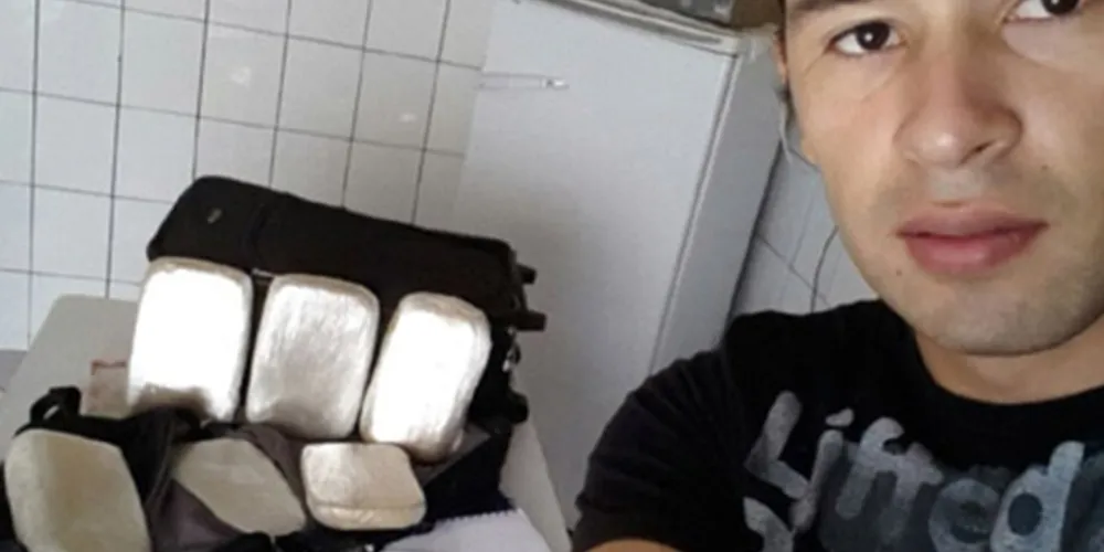 Imagem ilustrativa da imagem Suspeito de tráfico faz selfie com drogas e acaba preso