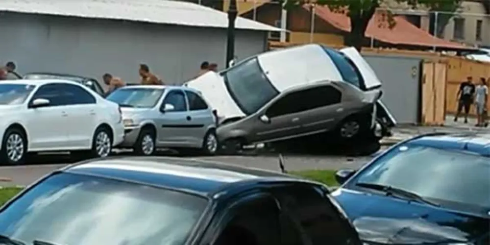 Imagem ilustrativa da imagem Mulher tem mal súbito e bate Jaguar contra quatro carros