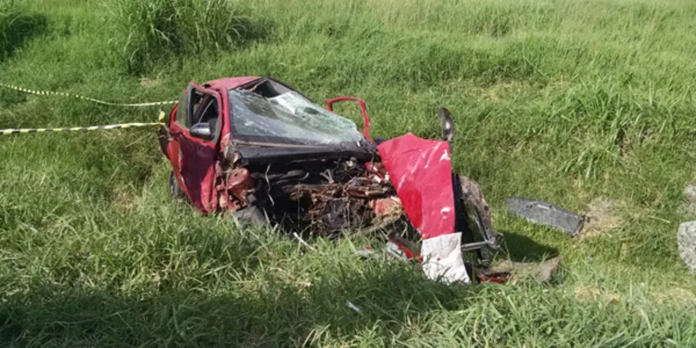 Imagem ilustrativa da imagem Rapaz morre após ser ejetado do carro em capotamento