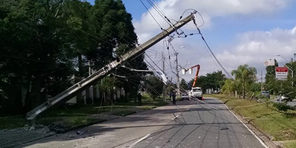 Imagem ilustrativa da imagem Motorista bate em poste e deixa vários moradores sem luz