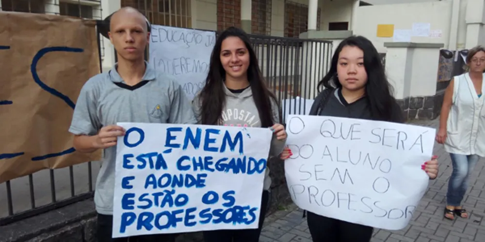 Imagem ilustrativa da imagem Sem professores, alunos fecham cruzamento no Centro