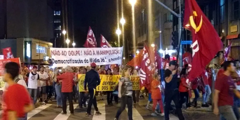 Imagem ilustrativa da imagem Ato contra impeachment reúne centenas de pessoas em Curitiba